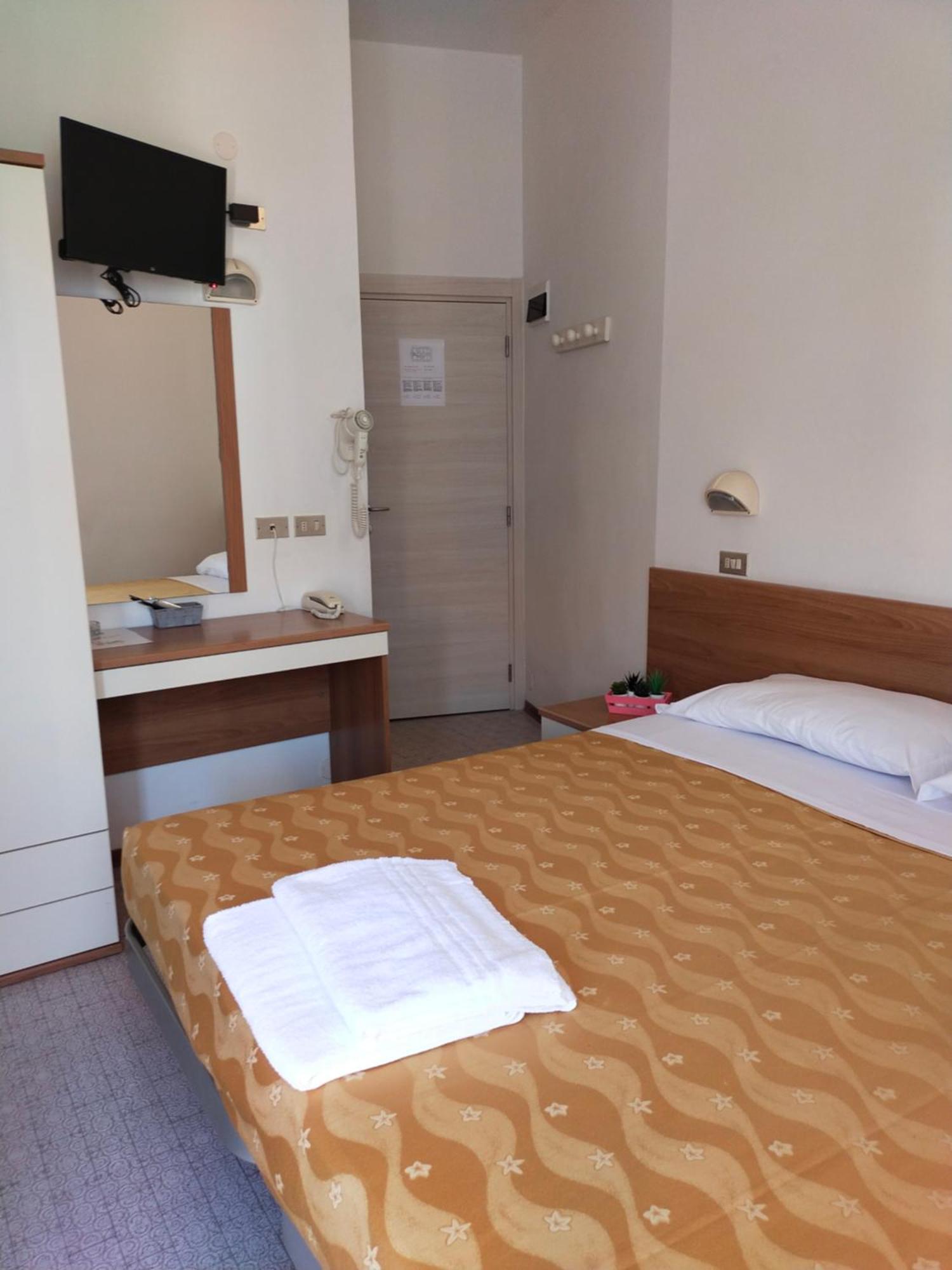 Hotel Goldene Rose Римини Экстерьер фото