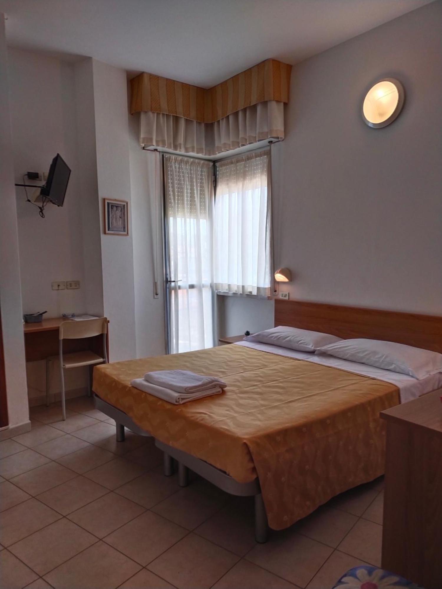 Hotel Goldene Rose Римини Экстерьер фото