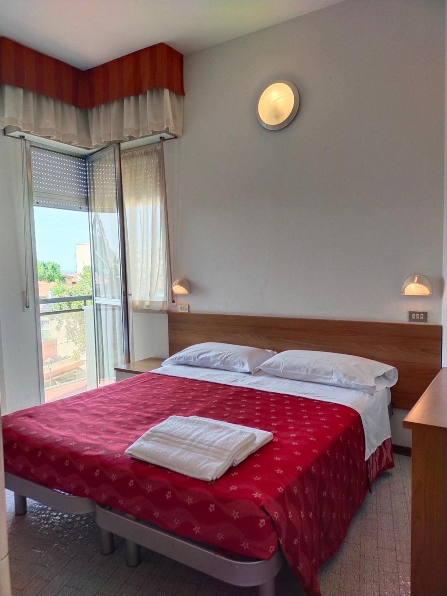 Hotel Goldene Rose Римини Экстерьер фото