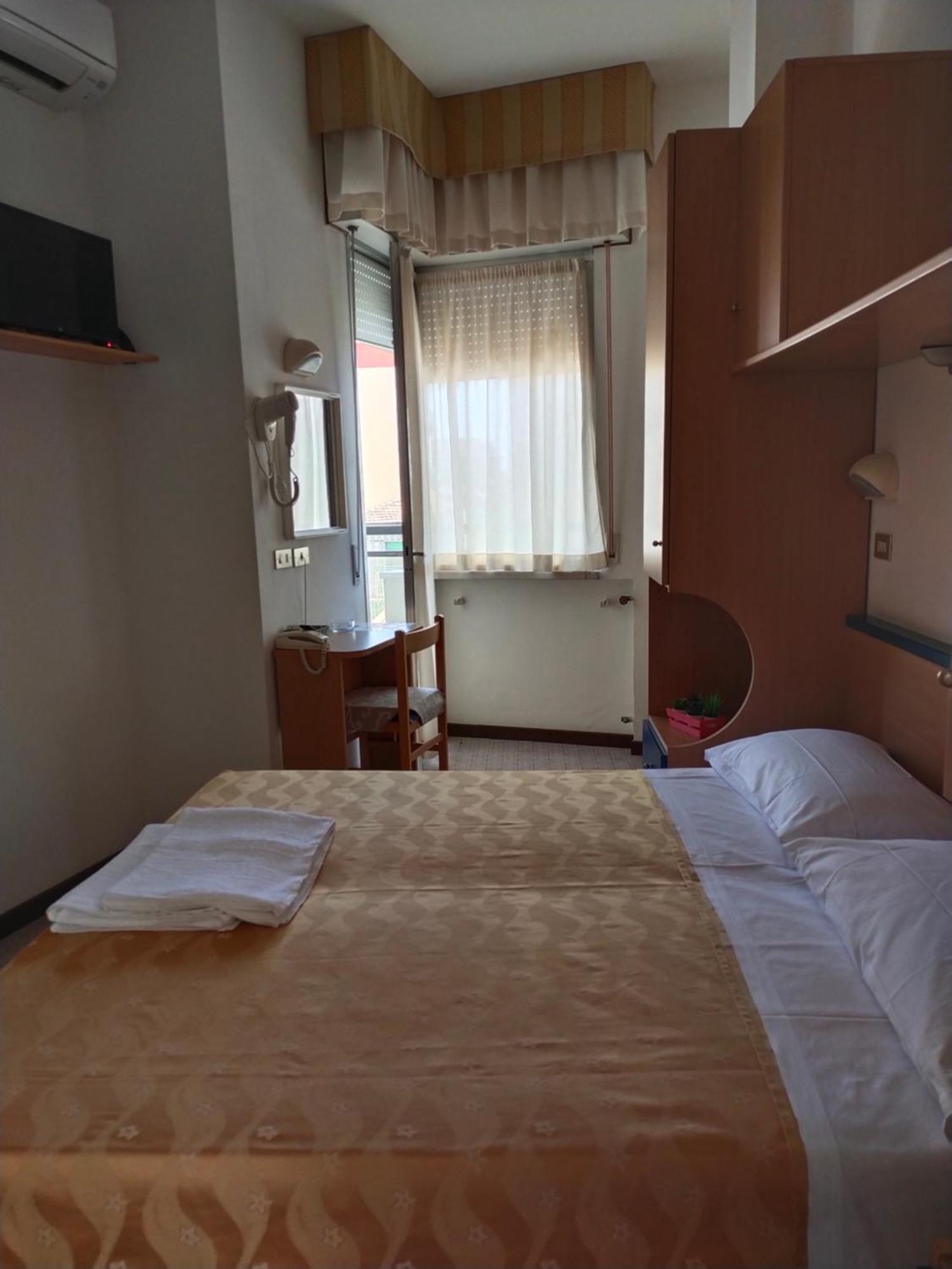 Hotel Goldene Rose Римини Экстерьер фото