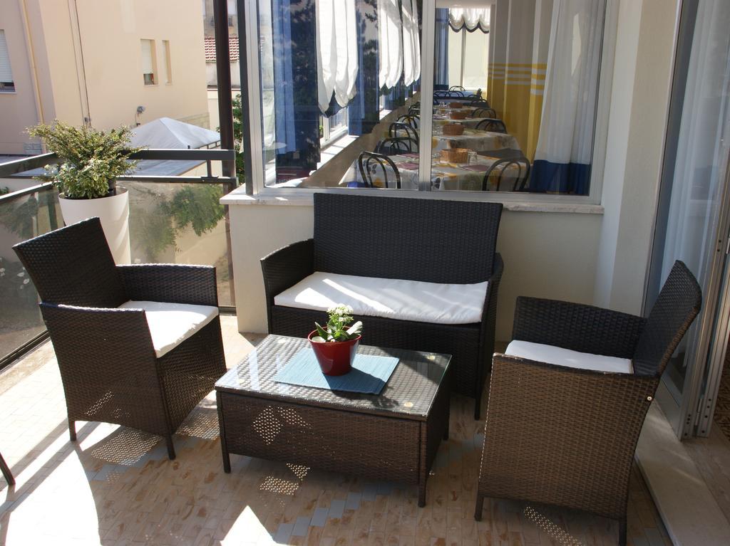 Hotel Goldene Rose Римини Экстерьер фото