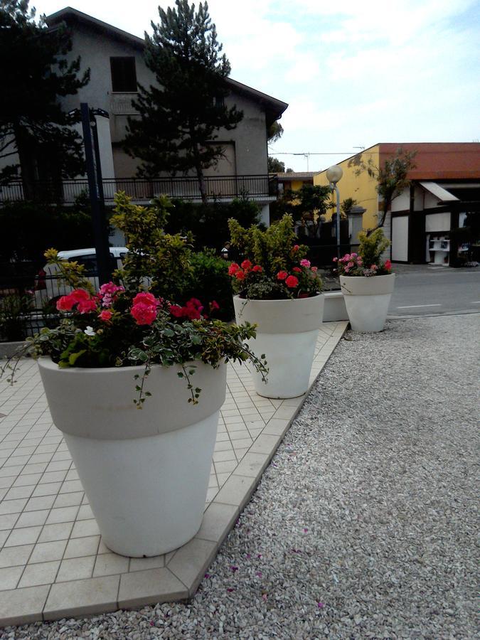Hotel Goldene Rose Римини Экстерьер фото